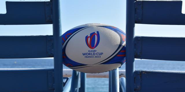 ballon-rugby-chaises-bleues-nice.jpg