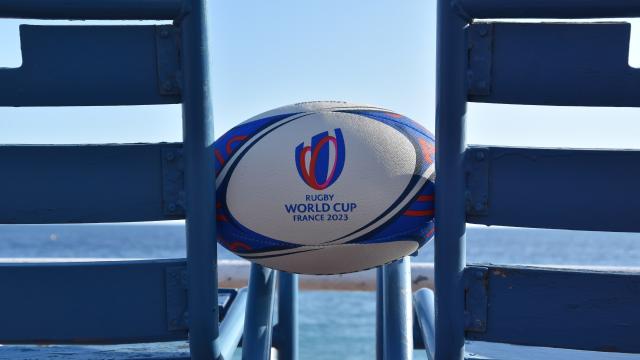 ballon-rugby-chaises-bleues-nice.jpg