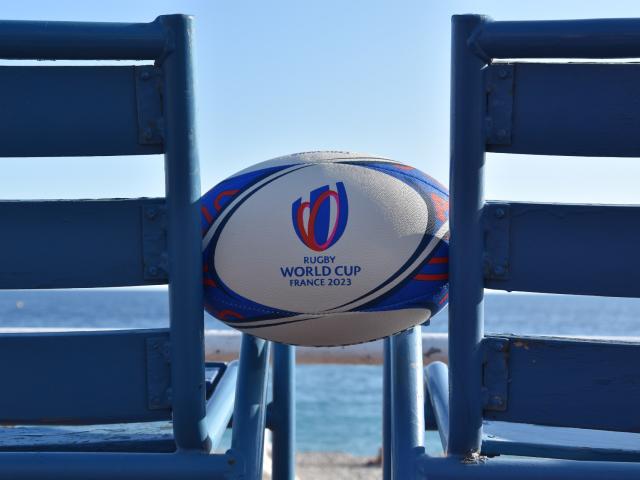 ballon-rugby-chaises-bleues-nice.jpg