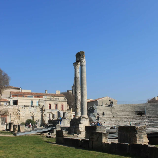 Theatre-antique-Arles-Provence.jpg