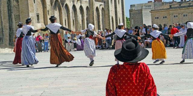 Avignon-Palais-des-papes-Adobe-Stock.jpg