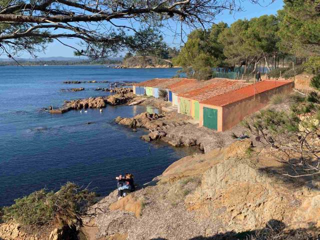 Cabanons-Bregancon-Plage-de-Cabasson-Bormes-les-mimosas-ACelindano.jpg