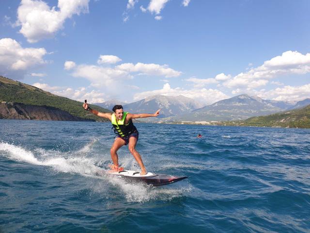 Surf-Lac-de-Serre-Poncon-E-surfer.jpg