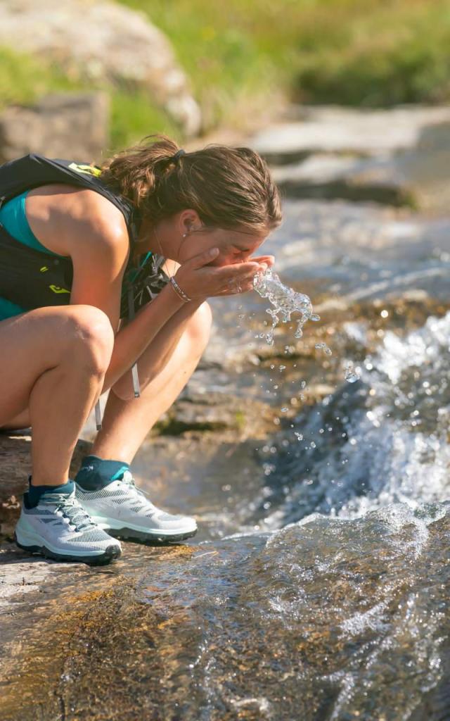 Femme Au Bord D'une Rivière