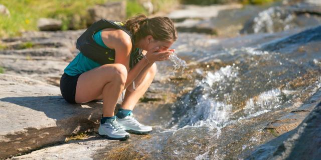 Femme Au Bord D'une Rivière