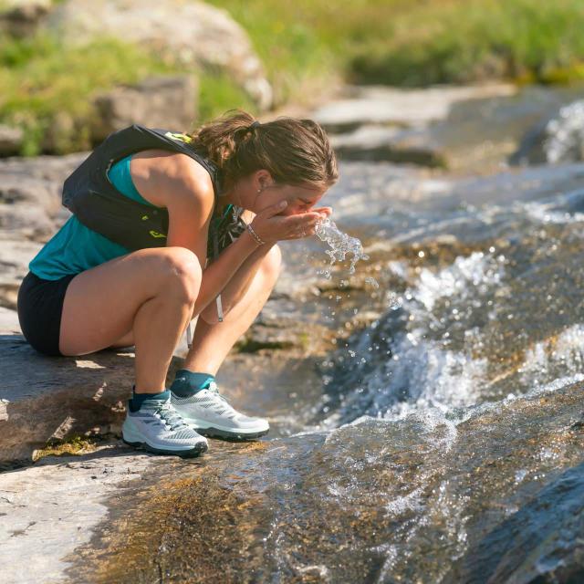 Femme Au Bord D'une Rivière