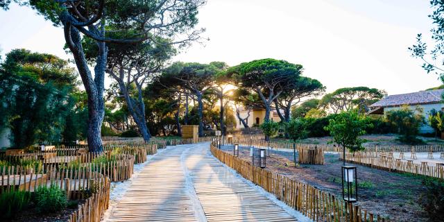 Les Allées Du Hameau Le Hameau Des Pesquiers écolodge & Spa