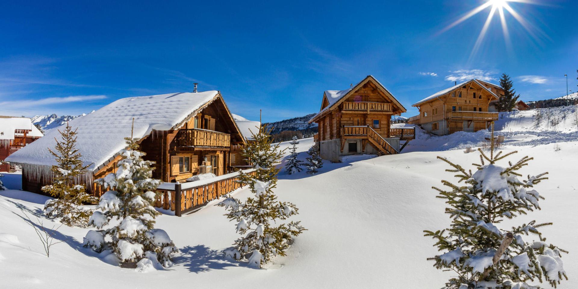 Hautes-Alpes (05), Vallée du Buech, massif du Dévoluy, Dévoluy,  les chalets de la station de ski La Joue du Loup, // Hautes-Alpes (05), Valley Buech, Dévoluy massif, Dévoluy, La Joue du Loup, ski resort, chalets