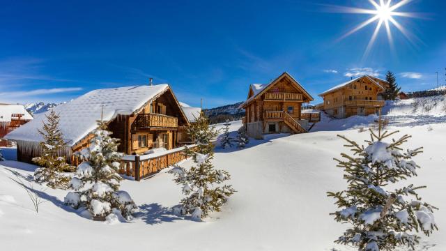 Hautes-Alpes (05), Vallée du Buech, massif du Dévoluy, Dévoluy,  les chalets de la station de ski La Joue du Loup, // Hautes-Alpes (05), Valley Buech, Dévoluy massif, Dévoluy, La Joue du Loup, ski resort, chalets