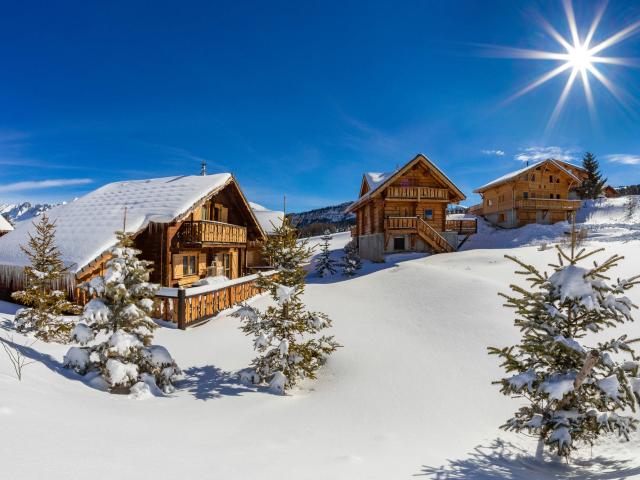 Hautes-Alpes (05), Vallée du Buech, massif du Dévoluy, Dévoluy,  les chalets de la station de ski La Joue du Loup, // Hautes-Alpes (05), Valley Buech, Dévoluy massif, Dévoluy, La Joue du Loup, ski resort, chalets