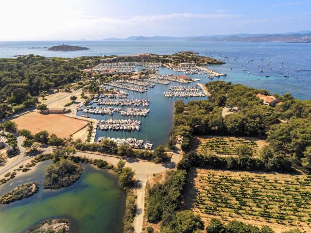 Vue Aérienne port ile des Embiez var Provence
