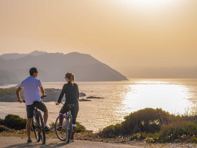 Couple Vélo Coucher de soleil Ile des Embiez Var Provence