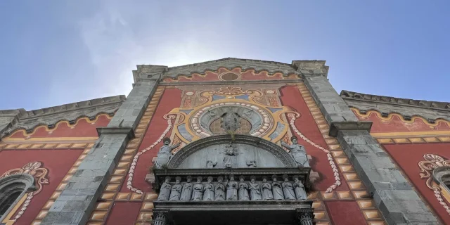 Die rote Fassade von Notre-Dame de l'Assomption in Tende