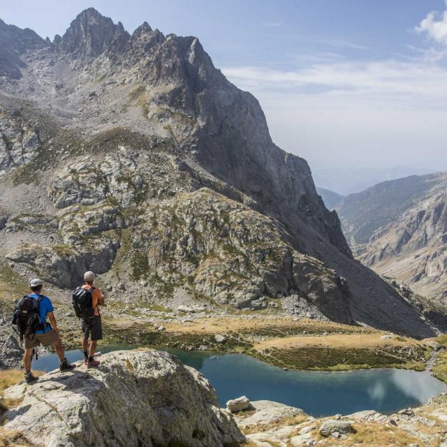 Sortie en raquette avec Yannick TRIER de Destination Merveille, randonnée entre le refuge de Nice et le lac Autier, avec redescente par le vallon de la Gordolasque. Prises de vues dans la cadre de la parc Esprit parc national en été (Mercantour).?Les randonneurs admirent le paysage et la couleur du lac Autier.