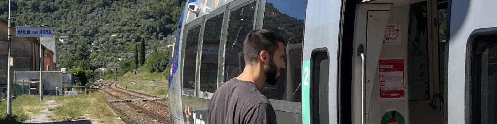 Un voyageur qui entre dans un TER Zou