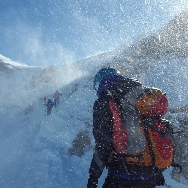 Alpiniste sous la neige en montagne