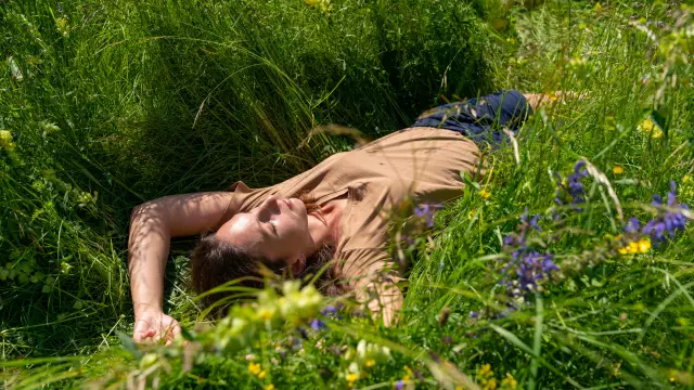 Femme allongée dans l'herbe - Abbaye de Boscodon