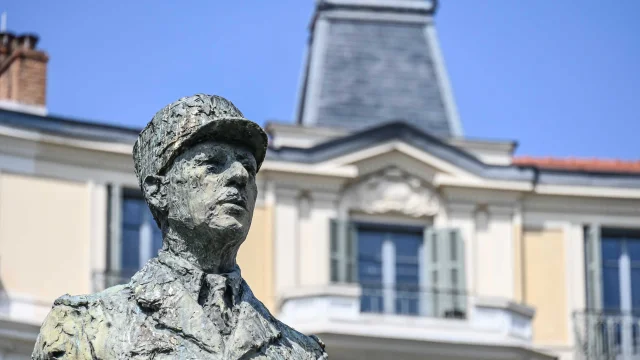 France Nice statue monument Charles De Gaulle