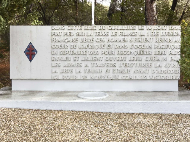 Stele 1e Dfl Square Du Souvenir La Croix Valmer Regionprovence Alpescotedazur Inventaire General Fpauvarel