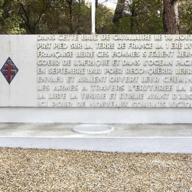 Stele 1e Dfl Square Du Souvenir La Croix Valmer Regionprovence Alpescotedazur Inventaire General Fpauvarel