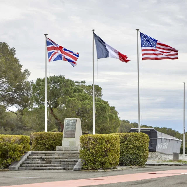 Drapeaux Allies Monument Plage Dramont Saint Raphael Regionprovencealpescotedazur Inventairegeneral Fpauvarel