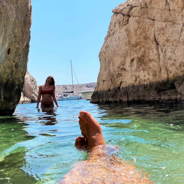 Baignade dans les calanques des iles du Frioul dans les Bouches-du-Rhône