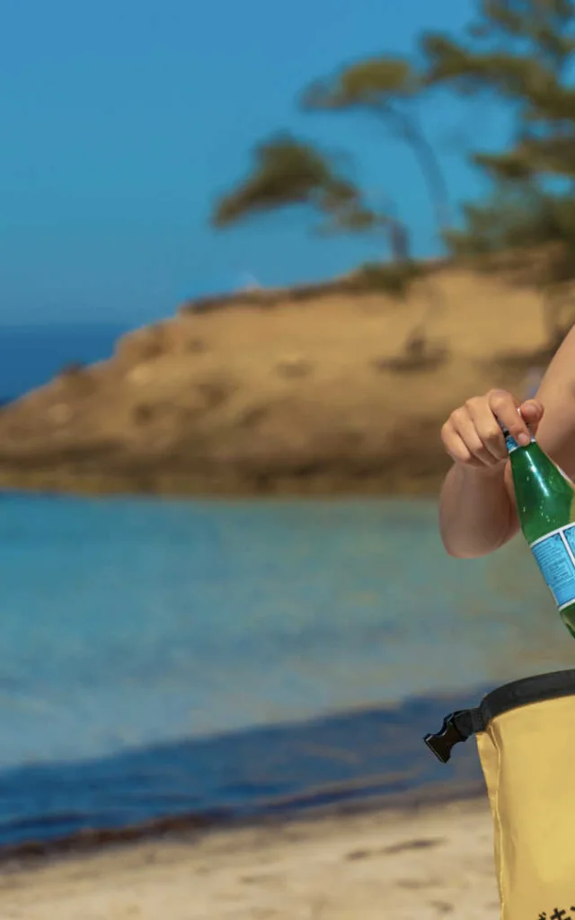 Ecogeste à la plage : une bouteille dans un sac