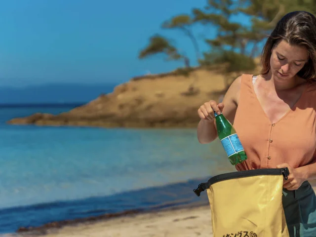 Ecogeste à la plage : une bouteille dans un sac