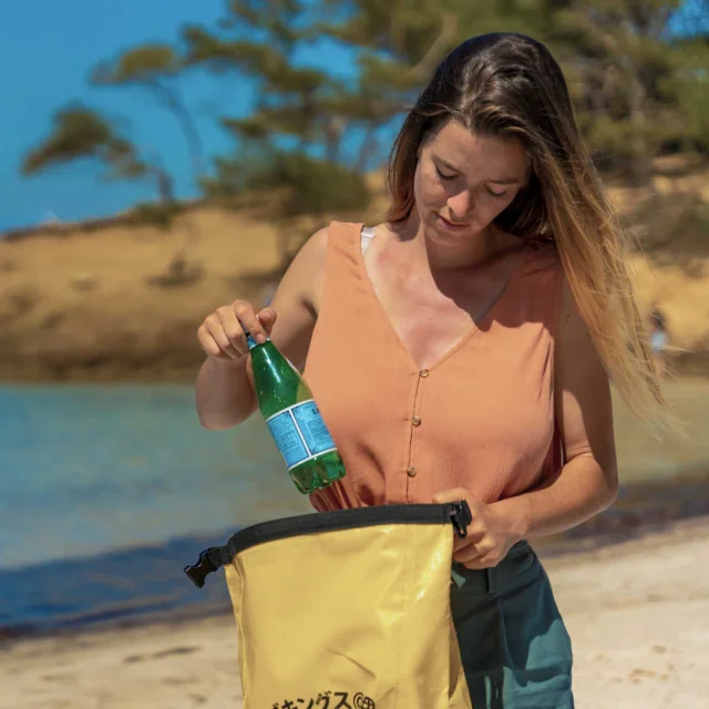 Ecogeste à la plage : une bouteille dans un sac