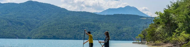 Couple en paddle sur le lac de Serre-Ponçon