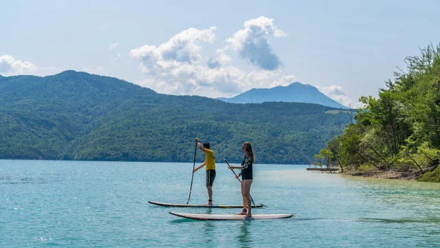 Couple en paddle sur le lac de Serre-Ponçon