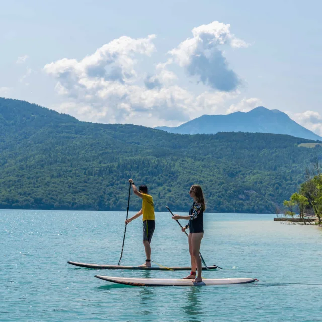 Couple en paddle sur le lac de Serre-Ponçon