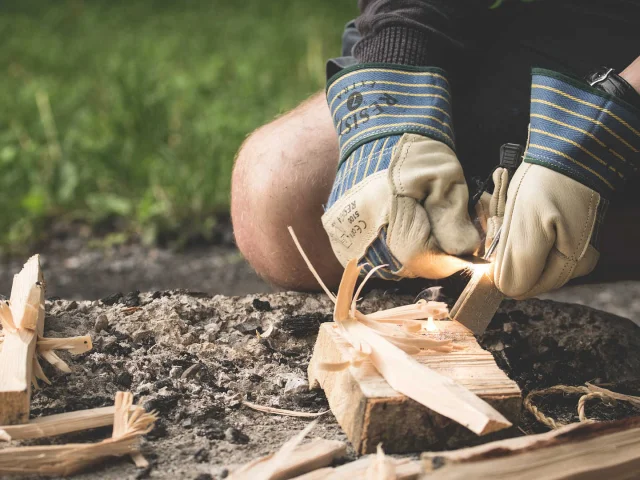 Découpe de bois en extérieur