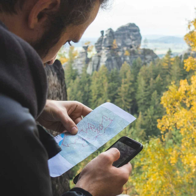 Homme cherchant des informations sur le risque incendie en forêt sur son smartphone