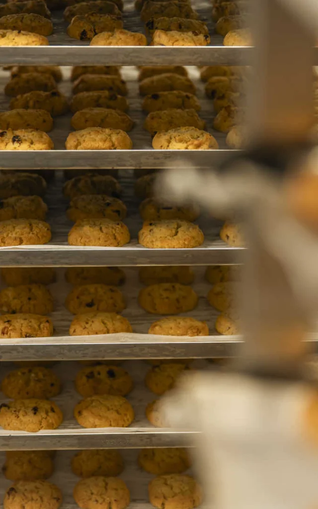 Cookies Maison Craquelin sur un chariot de pâtisserie