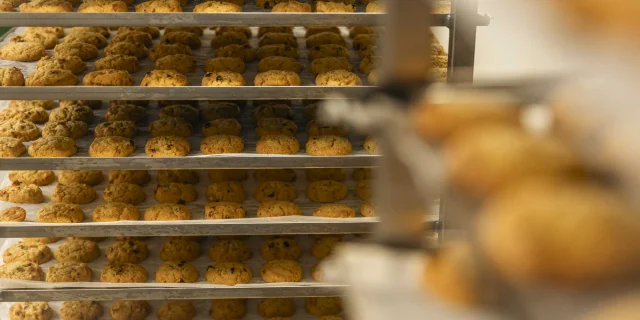 Cookies Maison Craquelin sur un chariot de pâtisserie