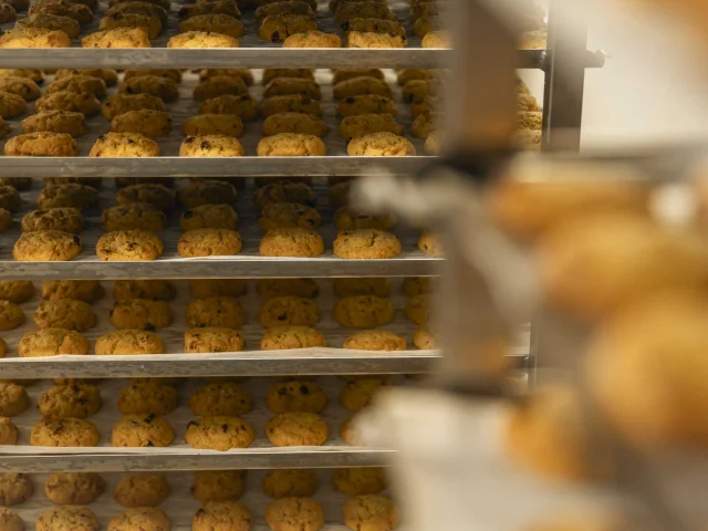 Cookies Maison Craquelin sur un chariot de pâtisserie