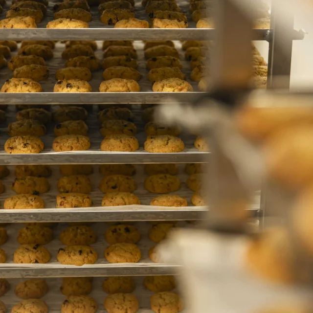 Cookies Maison Craquelin sur un chariot de pâtisserie