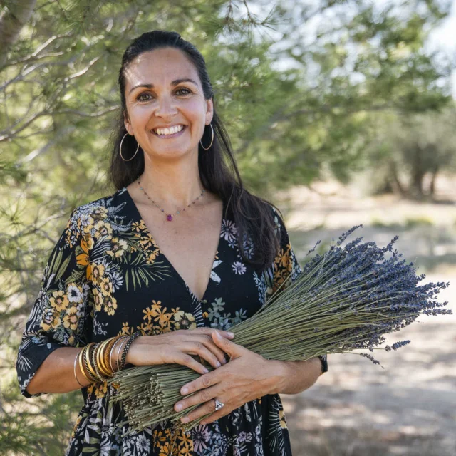 Portrait d'Elsa Lenthal tenant un bouquet de lavande