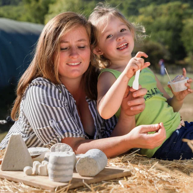 Mère et fille à la ferme