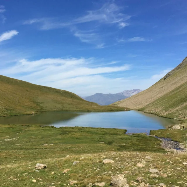 Prise de vue d'un lac de montagne près de Jausiers
