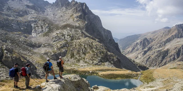 Randonnée en groupe au lac Autier dans le Mercantour