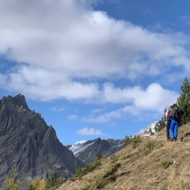 Randonneurs sur un sentier dans l'Ubaye