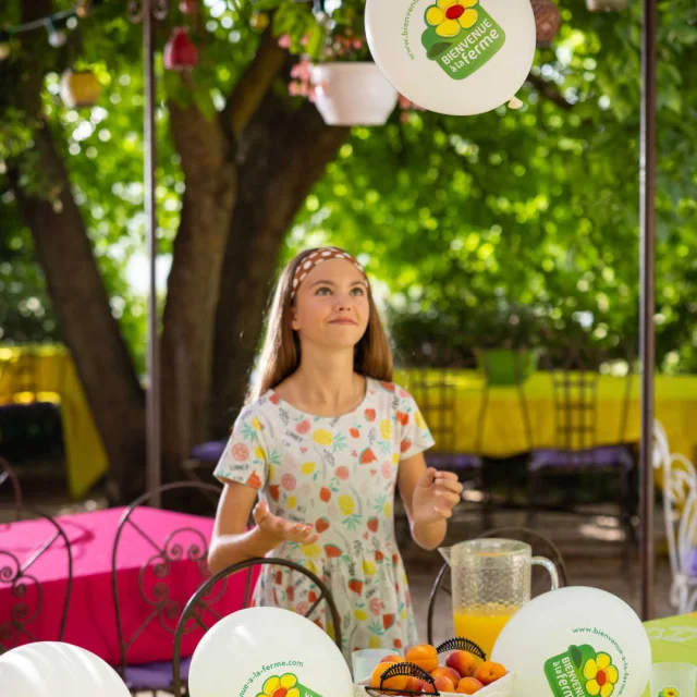 Petite fille fêtant son anniversaire à la ferme