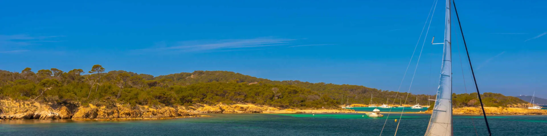 Bateau à voile devant l'île de Porquerolles