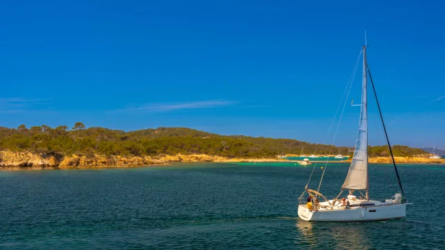 Bateau à voile devant l'île de Porquerolles
