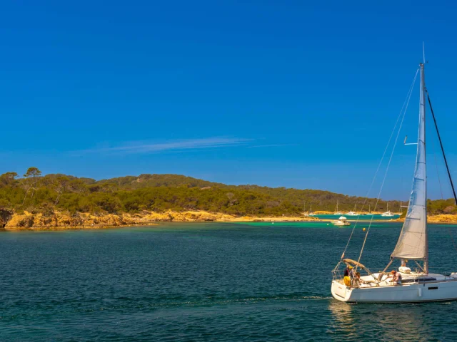 Bateau à voile devant l'île de Porquerolles