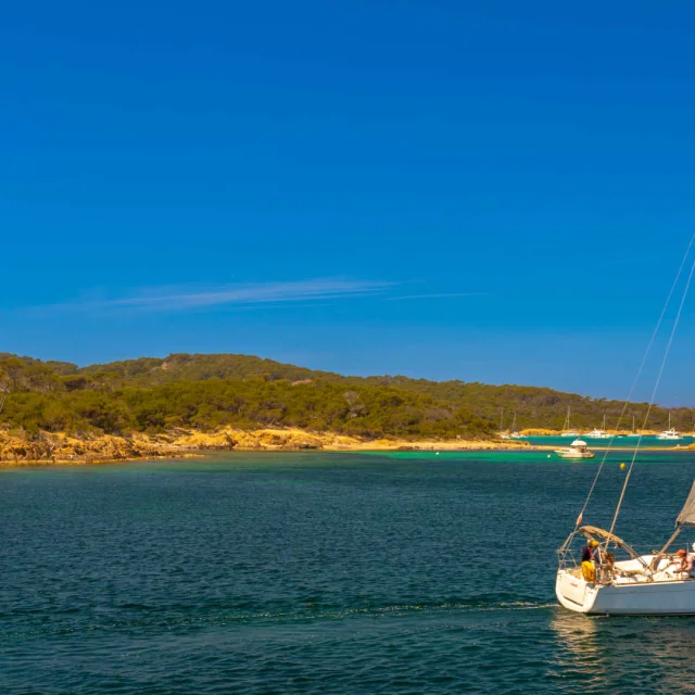 Segelboot, das vor Porquerolles segelt