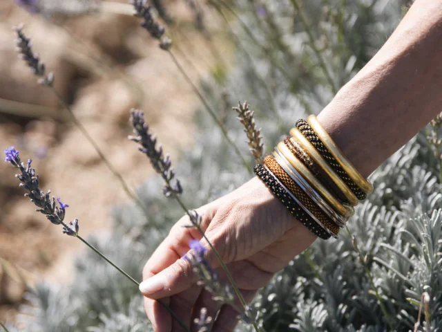 Main de femme avec bracelet caressant de la lavande