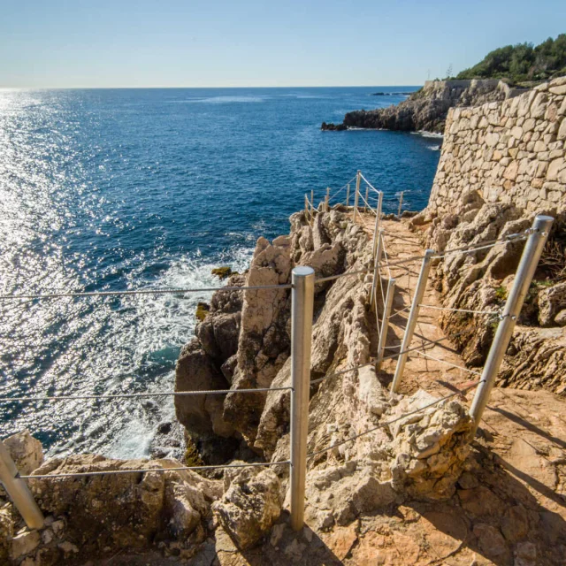 Rochers et vue sur la mer et l'horizon depuis le sentier de Tirepoil